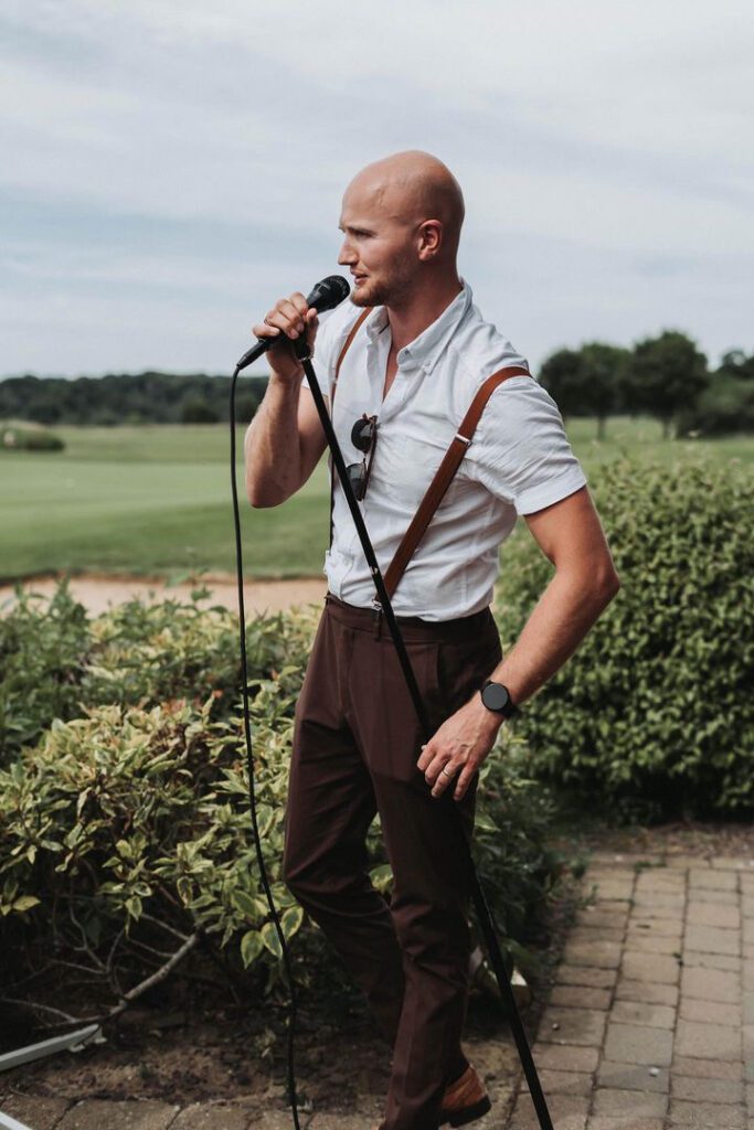 live singer solo outside