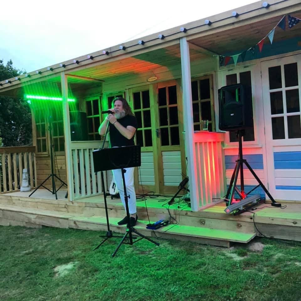 live singer solo outside